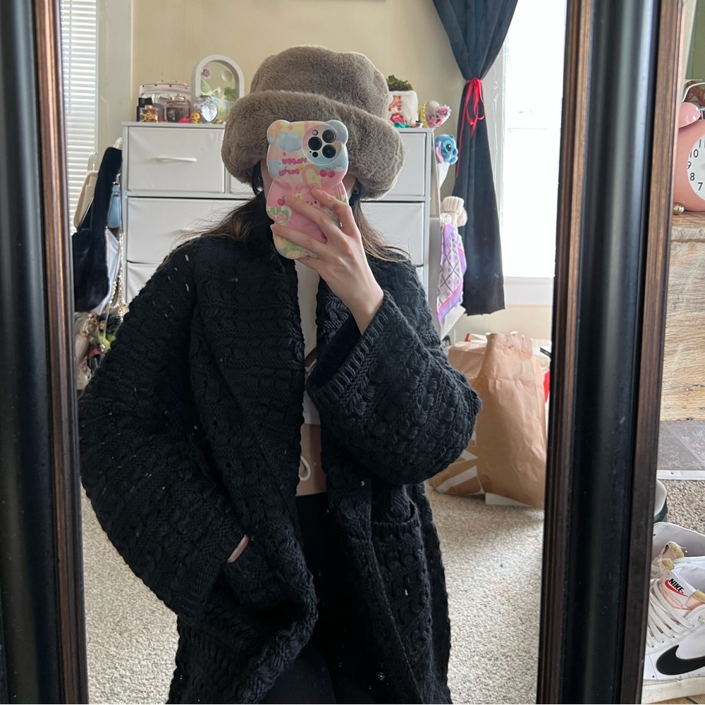 Long coat with wide lapel collar and long sleeves